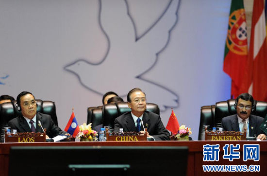 11月6日,中国国务院总理温家宝在老挝首都万象出席第九届亚欧首脑会议第二次领导人会议。 新华社记者 张铎 摄